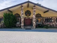 Spacious 4300 sq ft Bay Escape – On Golf Course & Near to Beach and Trials