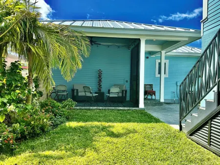 Welcome to Casa Blue!  Come enjoy Sarasota!