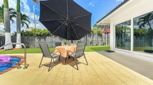 Amazing Home w/ Heated Pool 8 mins to the Beach!