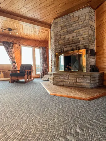 Ahmic Lake Resort's 3-Bedroom Cottage (Red Fox Cottage)