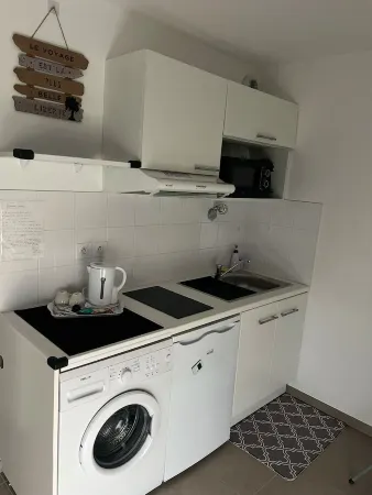 Studio Near LDLC ARENA OL Отели в г. Десин-Шарпьё