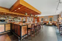The Essex Resort & Spa - bar