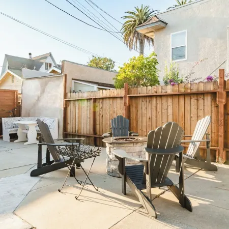 Charming 2-Bedroom apartment / 10-min walk to the Beach / Parking Stall / AC