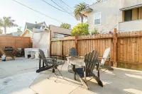 Charming 2-Bedroom apartment / 10-min walk to the Beach / Parking Stall / AC