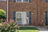 Private UNC Townhome w/ Parking, 2 Bedrooms, Sleeps 6, w/ Beautiful Garden!