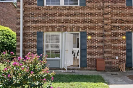 Private UNC Townhome w/ Parking, 2 Bedrooms, Sleeps 6, w/ Beautiful Garden!
