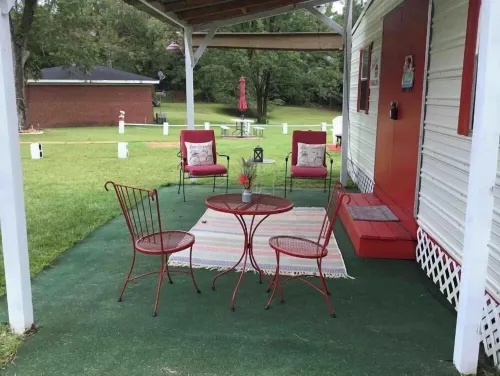 Cozy Felicia Bungalow Hotels in Macon County