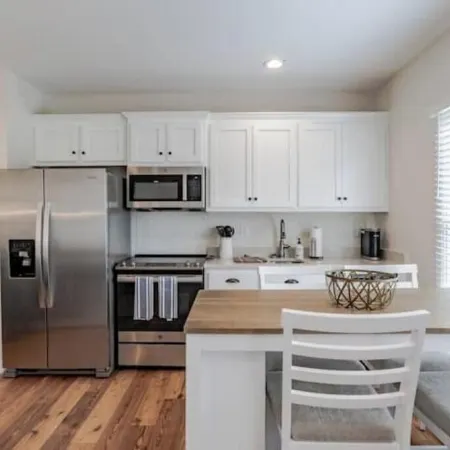 Fantastic studio in Leinkauf Historic District!