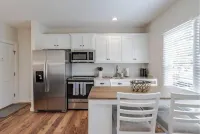 Fantastic studio in Leinkauf Historic District!