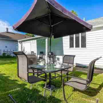 Safe Haven*Backyard*Sunroom*Free Parking* 5 minutes to Falls Hotel Exterior