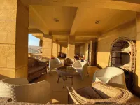 The red villa is the first north coast road, 15 minutes from the airport. فنادق في أول العامرية