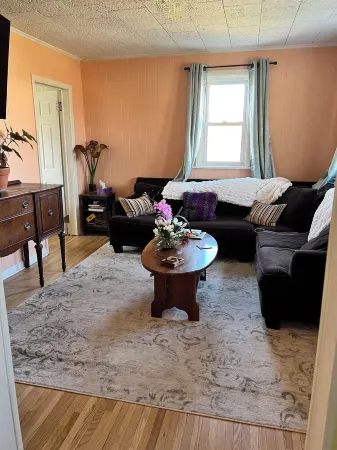 Charming 2-bedroom house with AC and WiFi in Williamsport