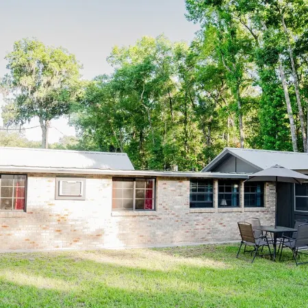 Beautiful 3-bedroom River House in Old Town FL with AC and Wi-Fi, Enjoy! Отели в г. Дикси