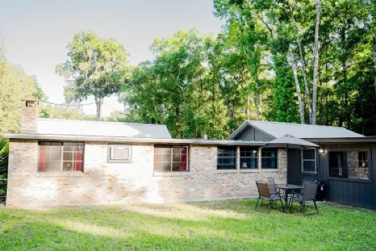 Beautiful 3-bedroom River House in Old Town FL with AC and Wi-Fi, Enjoy!