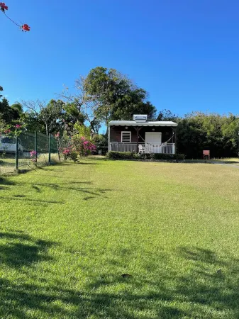 COSY MAHOGANY BUNGALOW CLOSE TO SHOPS AND 10 MINUTES FROM BEACHES. Отели в г. Petit Canal