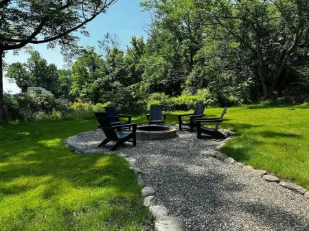 Charming 2-bedroom Country Cottage with Hot Tub Отели в г. Фремонт