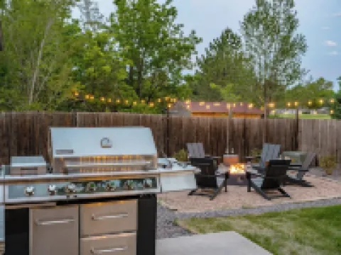 Parkside Retreat - NEW, HotTub, PoolTable & FirePit Hotels in Arvada