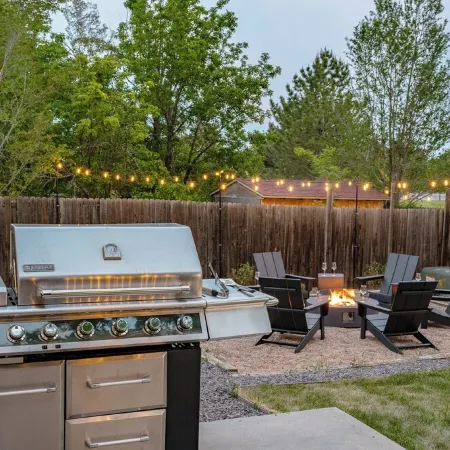 Parkside Retreat - NEW, HotTub, PoolTable & FirePit