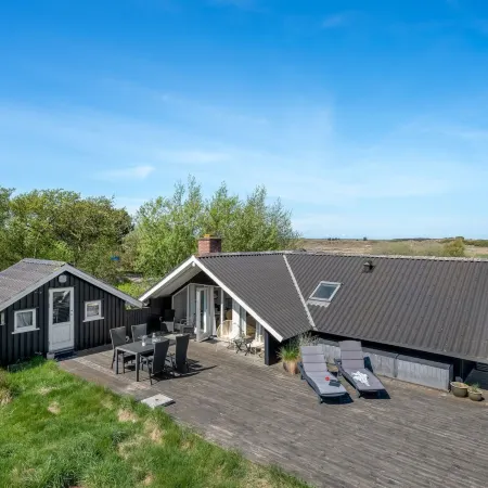 "Maxie" - 1.2km from the Sea
