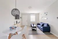 Luxury House with Delightful Beach Style! 다니아비치 호텔