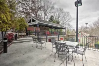 Hot Tub and Private Deck Rustic Pigeon Forge Cabin - بار