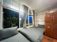 Rahees Bi Roambay -Backpacker Hostel