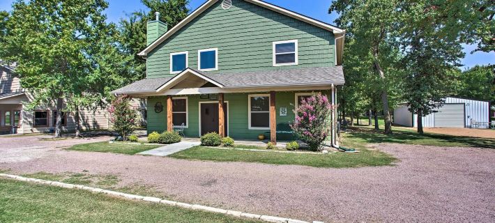Kingston Home w/ Pickleball: Steps to Lake Texoma! Hotels in Marshall County