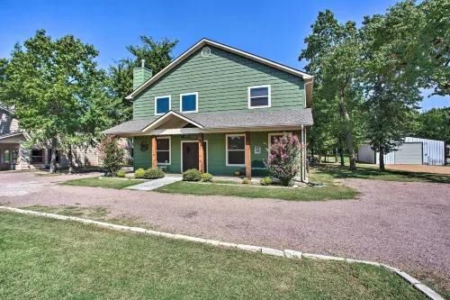 Kingston Home w/ Pickleball: Steps to Lake Texoma! - 3 estrellas