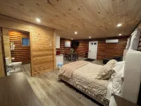 Peaceful log cabin on a back gravel road with private deck and amenities of home