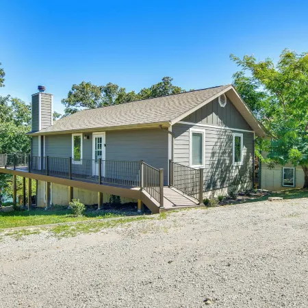 Reeds Spring Retreat w/ Lakeview Deck + Grill