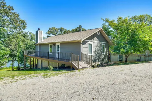 Reeds Spring Retreat w/ Lakeview Deck + Grill - Pet friendly