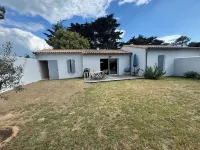 House 300 Meters from the Beach, Enclosed Yard for 2 Cars, Garden and Terrace Hotel di Sainte-Marie-de-Re