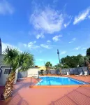 Days Inn by Wyndham Tallahassee University Center - piscina