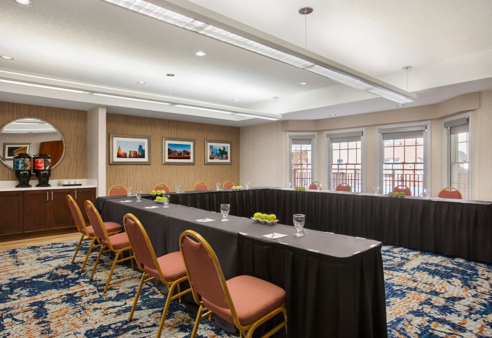 홈우드 스위트의 편안한 침실 공간