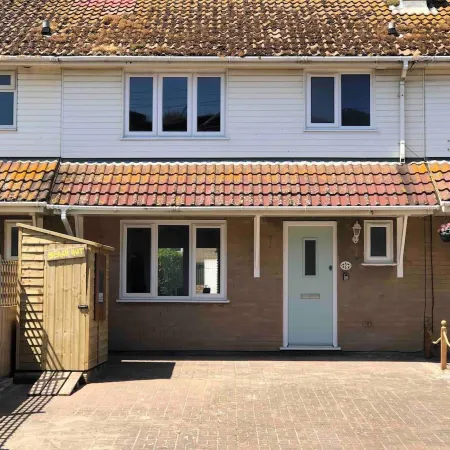 3 Bed House - Sleeps 6 - Garden - Parking - Wifi