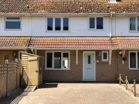3 Bed House - Sleeps 6 - Garden - Parking - Wifi