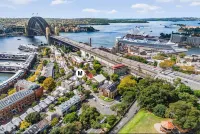 Luxury Colonial Terrace House in the Rocks - 4-Star