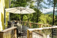 Luxury Cabin- Hot Tub, Mtn Views from Every Window, Mins to Clayton