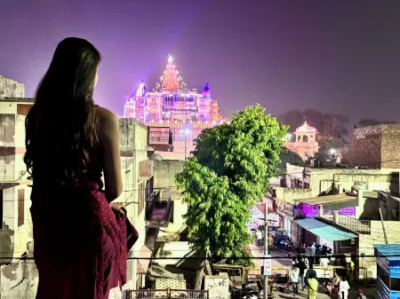 Divine Stay - Facing Krishna Janmabhoomi Temple, Mathura/Vrindavan - Sleeps 2-6 Отели рядом с достопримечательностью «Шрай Кришна Джанмастан Темпл, Матхура»