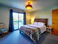 The Atomic Squirrel Lodge Lake Gregory Getaway! Hotels in Crestline