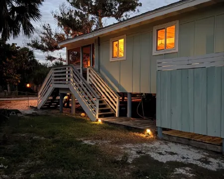 Island Getaway•Beach House•Dock•Pet Friendly•Little Gasparilla Island, WiFi Hotels in Placida