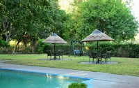Cresta Riley's Hotel - Pools