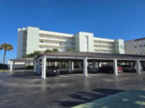 Oceanfront  2 bedroom/2-bathroom Condo in Indian Harbour Beach Club Unit 107 印度港口海灘酒店