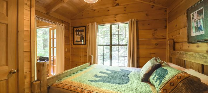 All-Season Sunroom and Hot Tub Marion Cabin Retreat Hotels in McDowell County