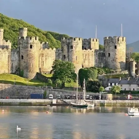 Conwy Town Cottage Sleeps 4 + Cot, Fast Wifi , Private Enclosed Courtyard Отели рядом с достопримечательностью «Замок Конви»