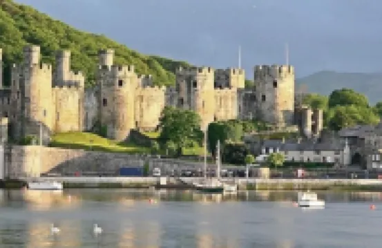 Conwy Town Cottage Sleeps 4 + Cot, Fast Wifi , Private Enclosed Courtyard