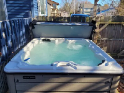 Charming Cottage with Hot Tub and Cozy Outdoor Space - Delightful Getaway