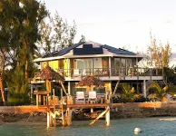 ONE OF A KIND PROPERTY! Breathtaking Views, Ocean Breezes, Huge Dock, Peaceful Hotel di 