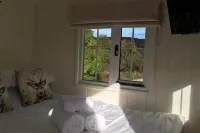 Cabin for 2 with Walks WiFi Bat and Restaurant