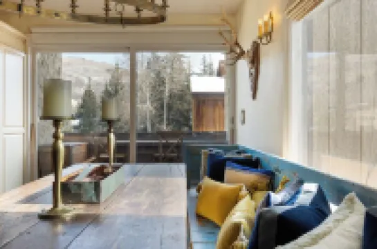 200 ft. to Gondola w/ parking, balcony, fireplace & views! Walk to shops & food!